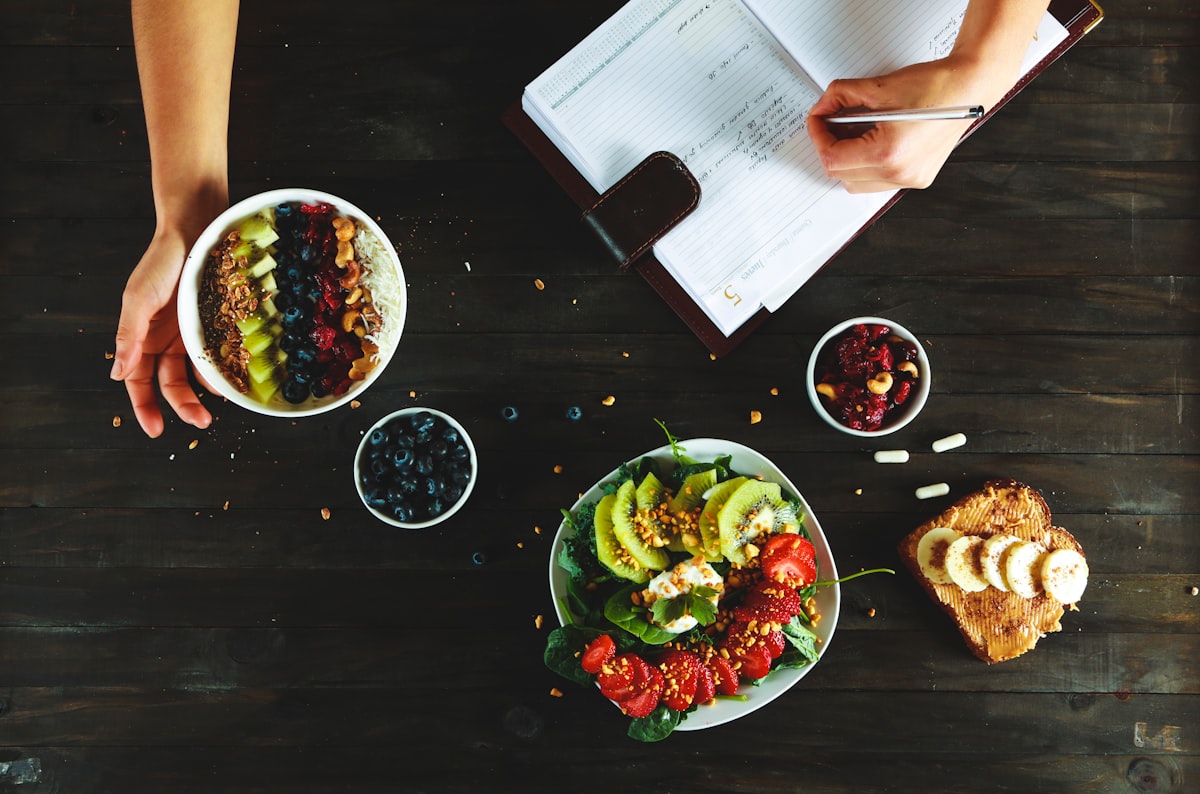 Licensed nutritionist consulting with client about personalized nutrition